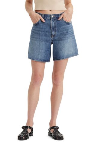 Lockere Denim-Shorts mit mittlerer Oberschenkelhöhe und hoher Taille