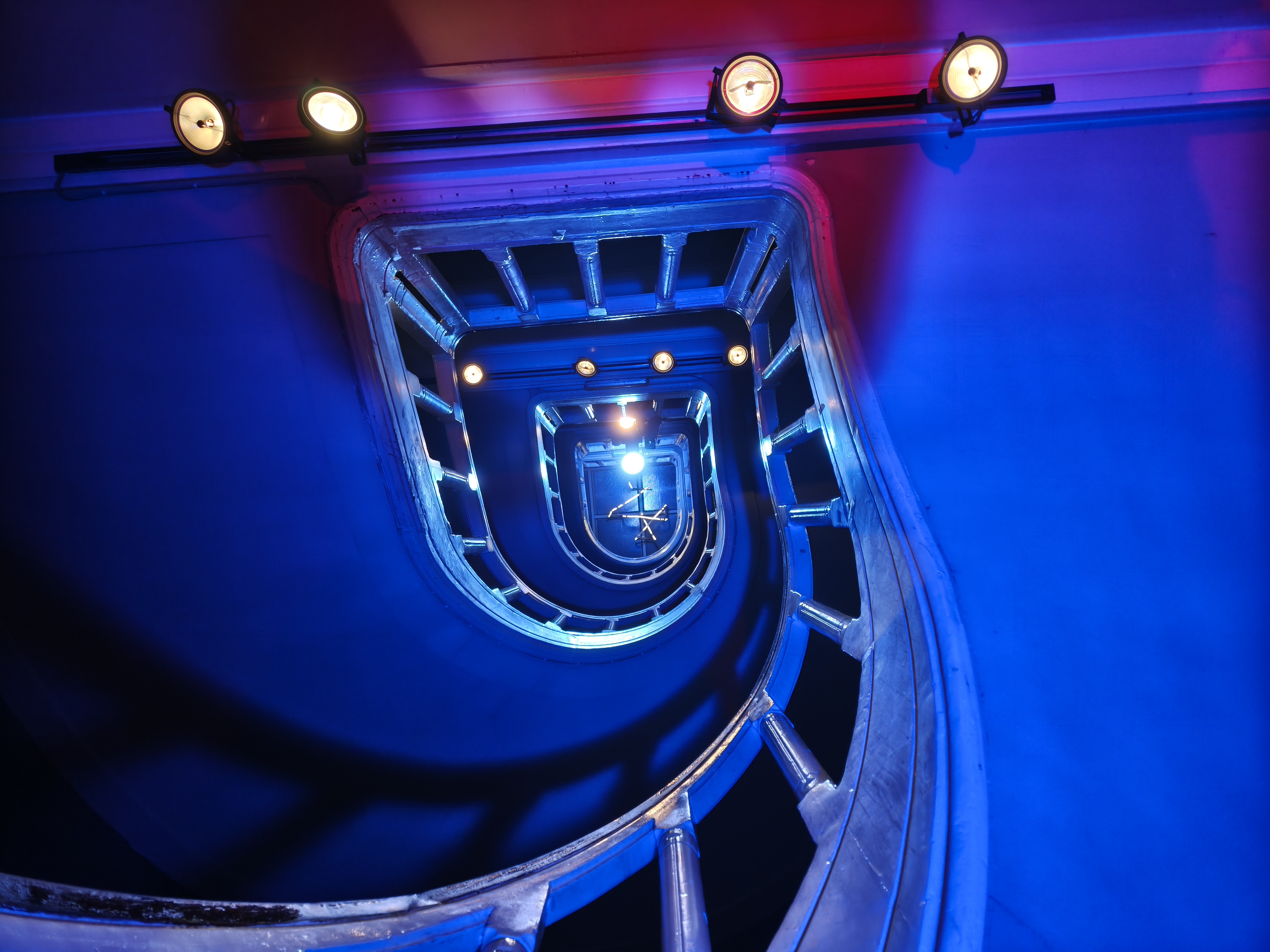 Oppo Find X8 camera sample spiral staircase