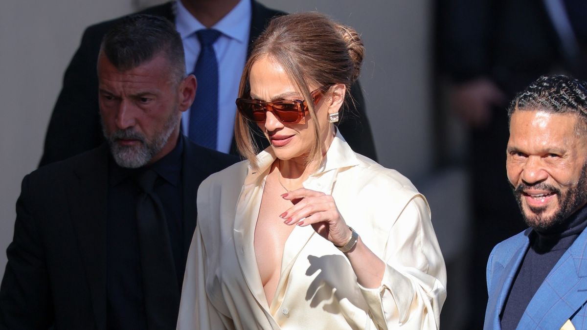 If You Want to Look Rich in 2026, Wearing a Shirt Made of This Trending Fabric Will Help