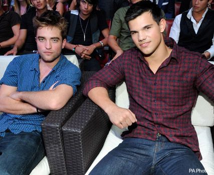 Robert Pattinson and Taylor Lautner- - Twilight wins big at Teen Choice Awards - Teen Choice Awards - Teen Choice Awards Winners - Taylor Lautner - Twilight - Eclipse - Breaking Dawn - Kristen Stewart - Robert Pattinson and Kristen Stewart - Celebrity New