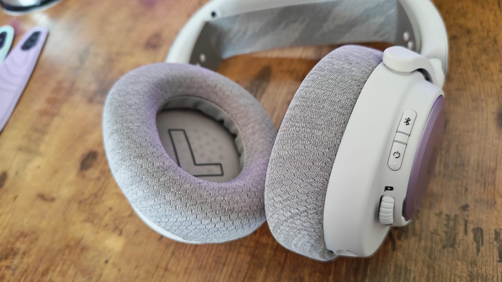 Grey ear cushions on The SteelSeries Arctis Nova 7P