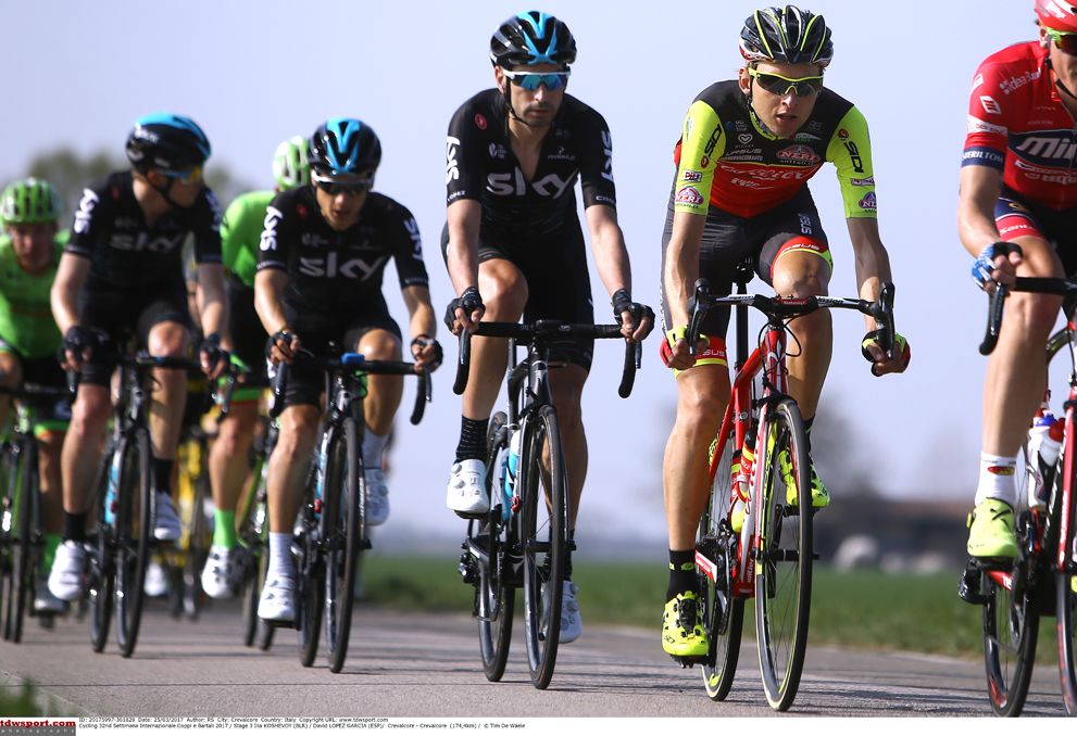 The peloton roll through on stage 3 of Coppi e Bartali