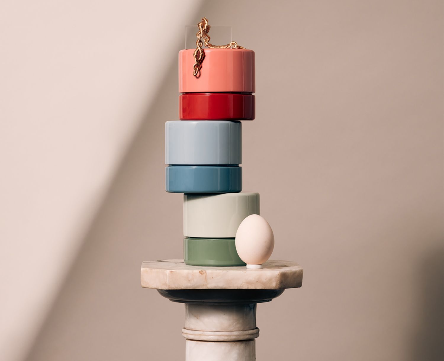 διακοσμητικό κουτί αποθήκευσης στοιβαγμένο το ένα πάνω στο άλλο