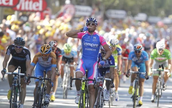 Alessandro Petacchi (Lampre-Farnese Vini) blows a kiss as he crosses the line in Reims