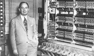 John von Neumann al fianco di un calcolatore all'Institute for Advanced Study di Princeton nel 1945.