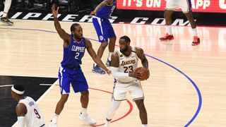 Lakers LeBron James defended by Clippers Kawhi Leonard