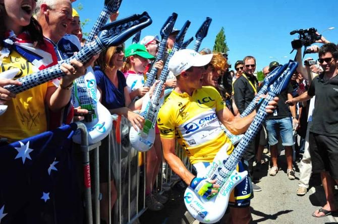 Simon Gerrans (Orica-GreenEdge) enjoys life in the yellow jersey.