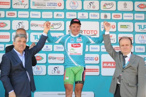 Mr Abdullah G&uuml;l, the President of the Cycling Tour of Turkey, with Ivailo Gabrovski