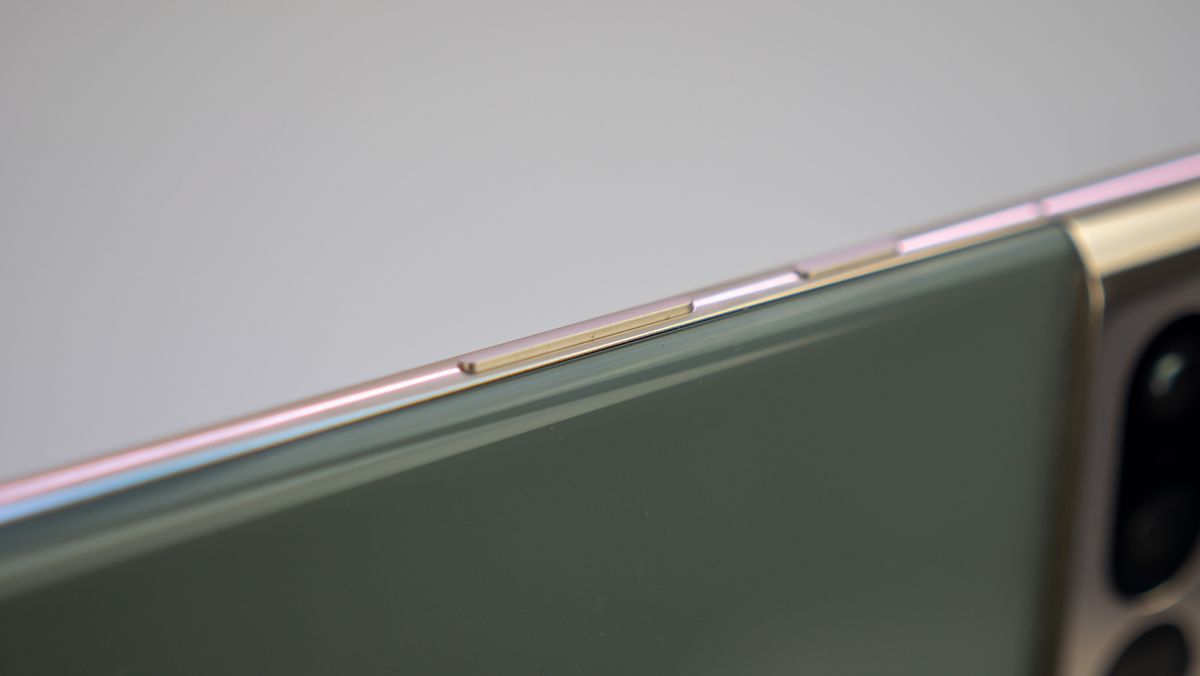Google Pixel 7 Pro volume rocker falling off