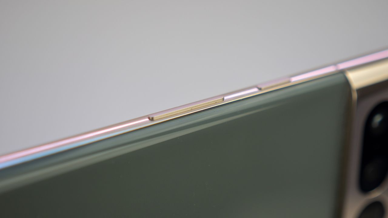 Google Pixel 7 Pro volume rocker falling off