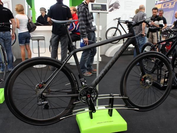 Cannondale showed off this wild urban prototype built around its latest Flash carbon hardtail frame and complete with a custom Shimano Dura-Ace Di2 electronic transmission. Total weight was just 6.8kg as seen here.