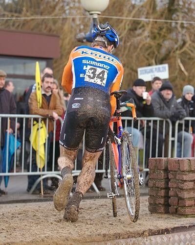 Mud and beach sand cover Erik Tonkin at St Niklaas.