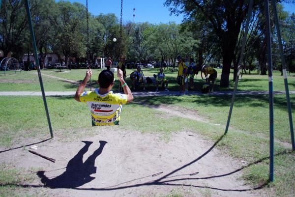 The riders from Scott-Marcondes have some fun before stage 3.