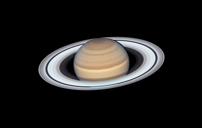 Saturn and Its Rings Look Truly Spectacular in This Hubble Telescope Portrait