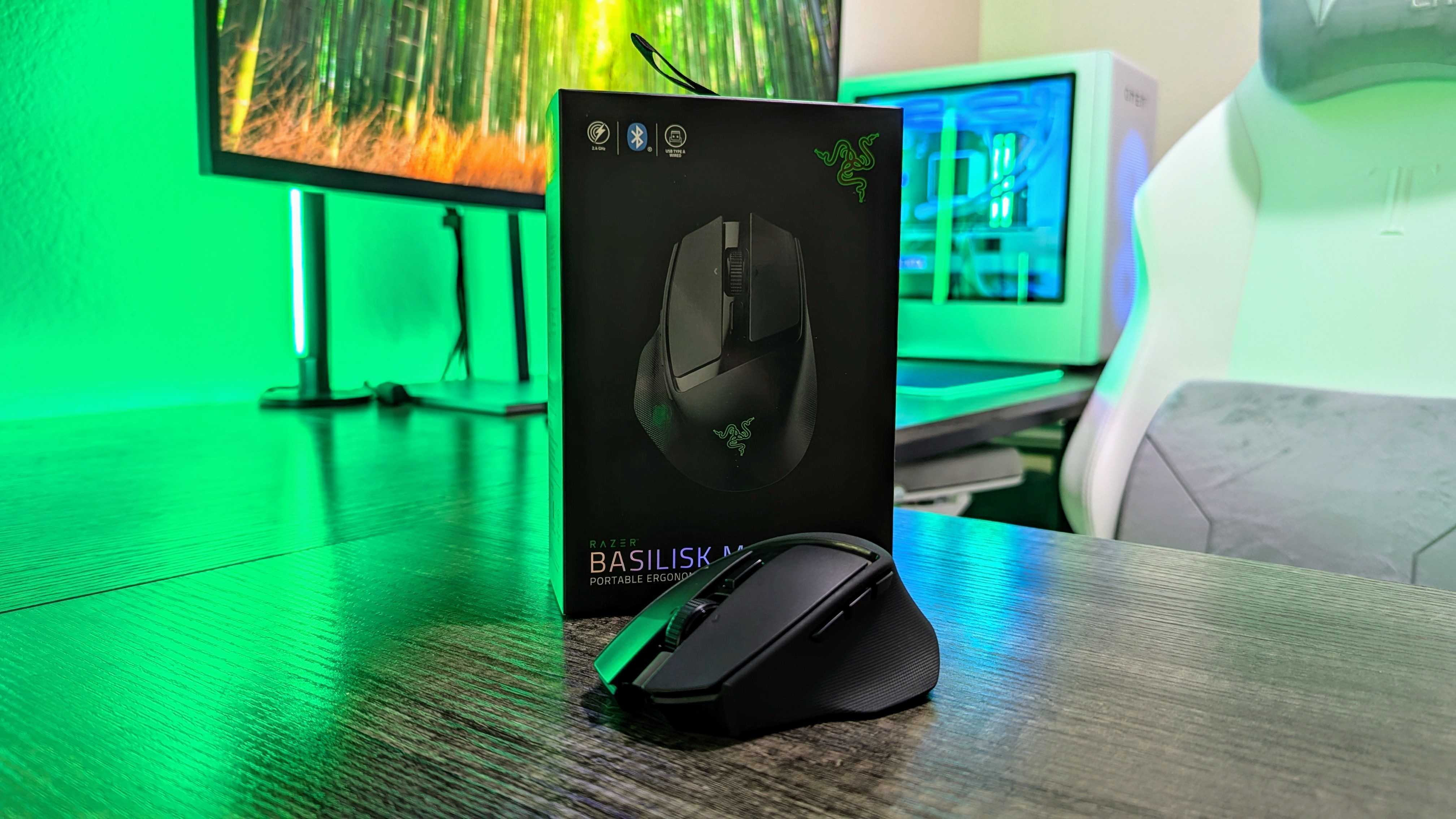 Image of the Razer Basilisk Mobile wireless gaming mouse.