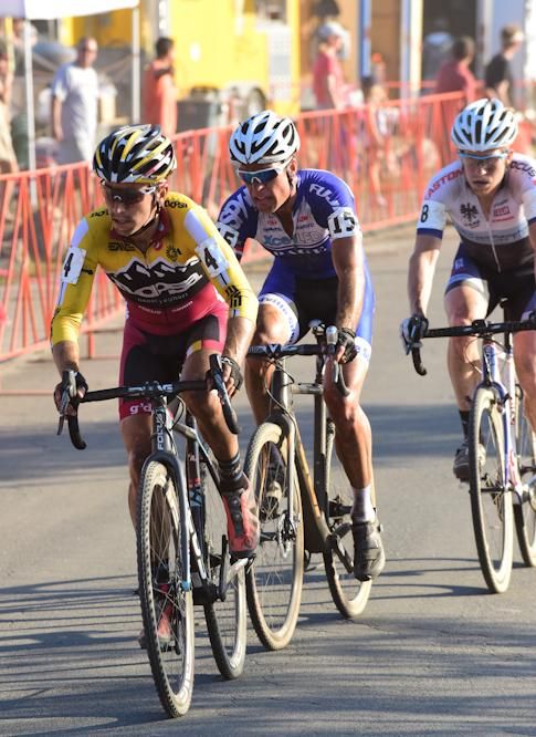 Allen Krughoff (Noosa Pro Team), Jon Page, and Stephen Hyde with one lap to go