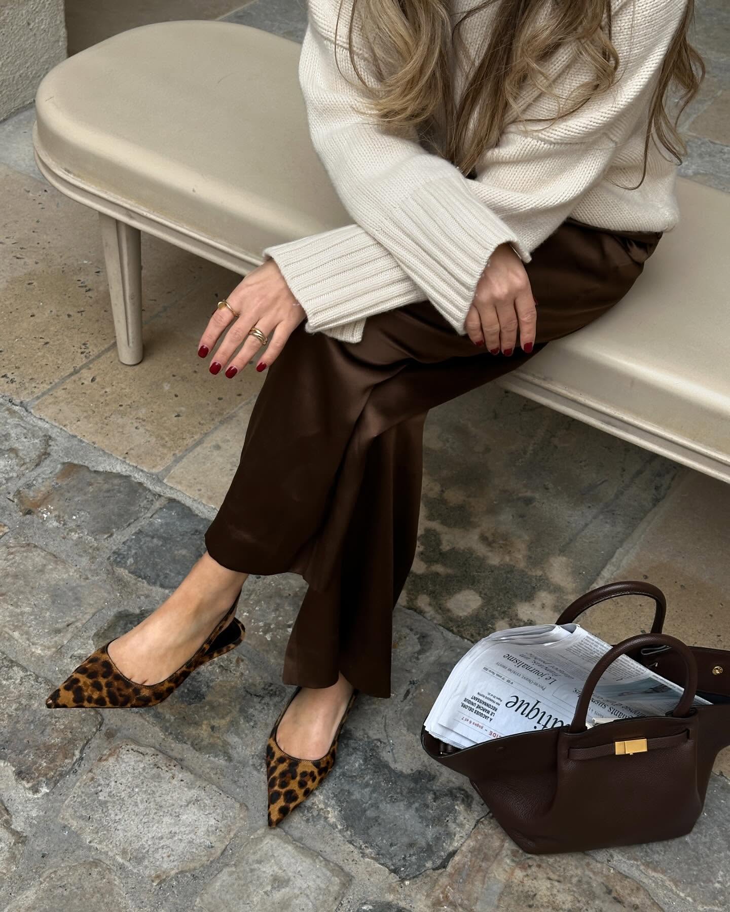 An image of @linda.sza wearing satin trousers, one of the biggest transitional trouser trends to wear between spring and summer 2026.