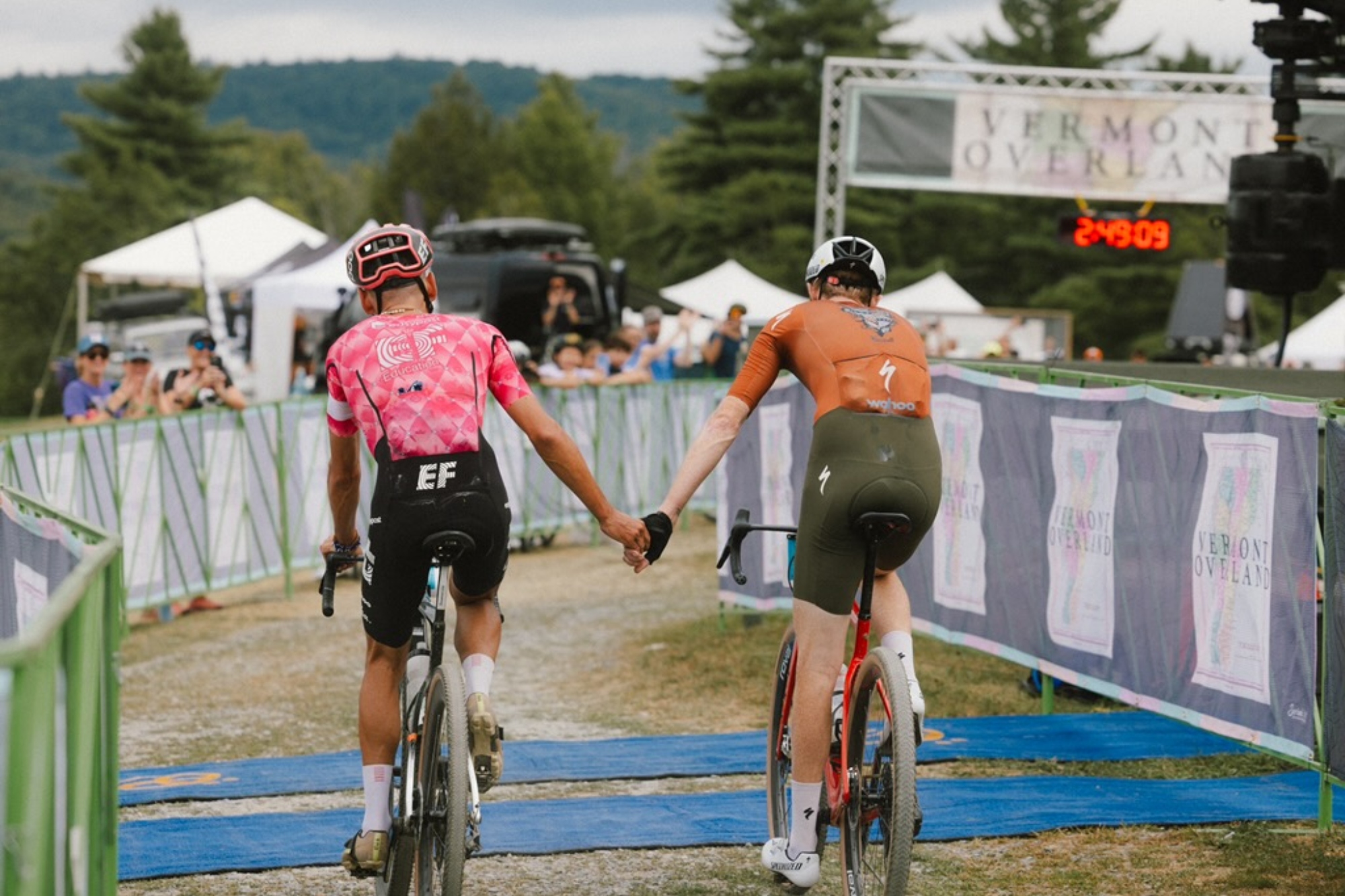 Ian Boswell and Lachlan Morton finished hand and hand across the line to honor Kingangi.