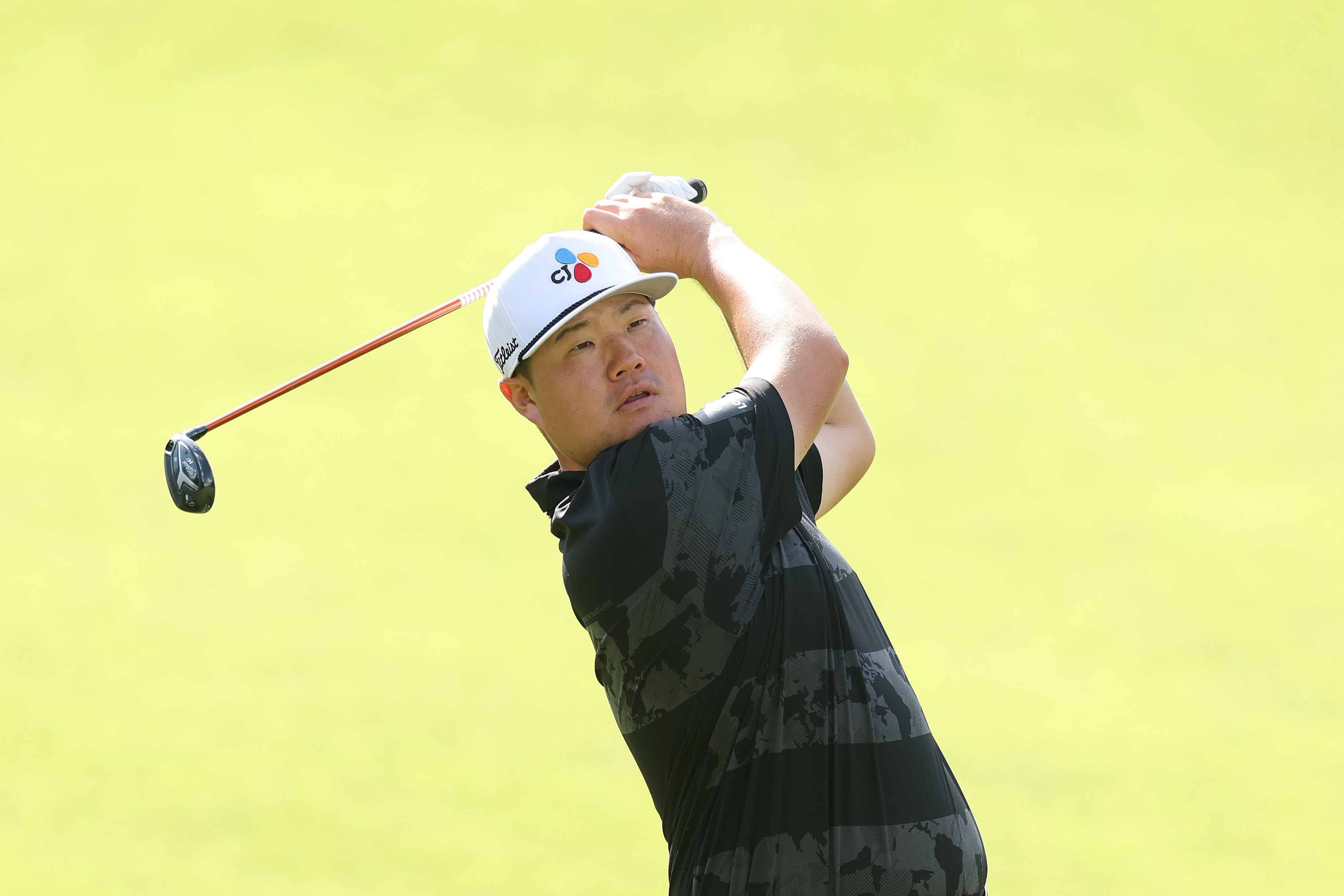 Sungjae Im hits a hybrid off the fairway