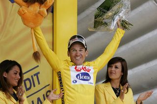 Robbie McEwen claims yellow on stage 2 of the 2004 Tour de France