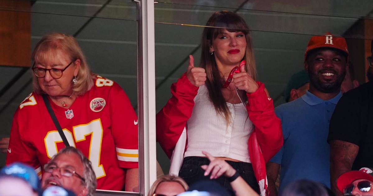 Taylor Swift cheering on Travis Kelce with his mum is the most wholesome thing