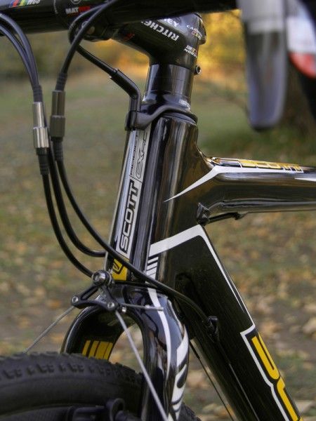 The integrated head tube is fitted with FSA's 'cross-specific Orbit IS CX headset