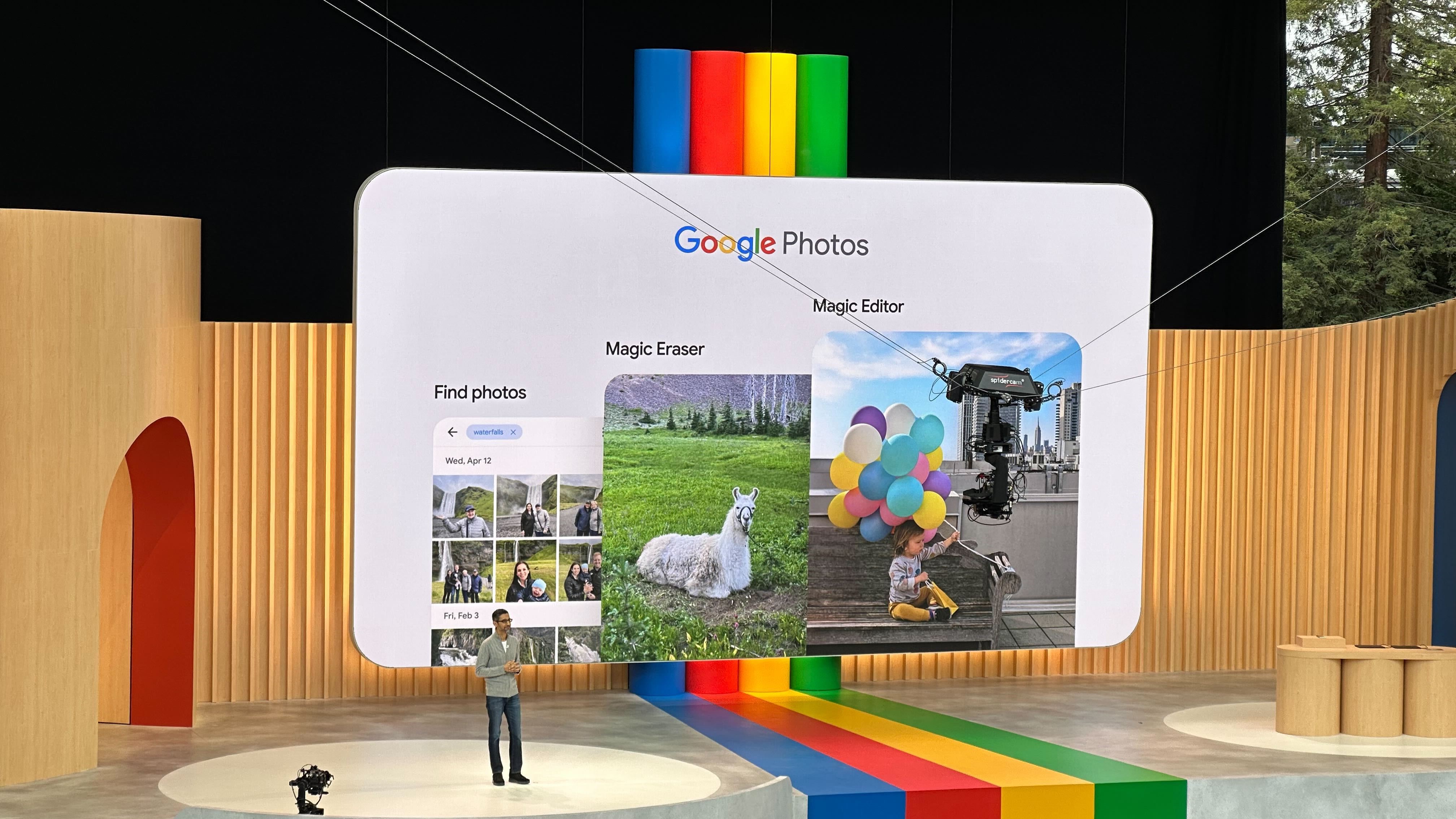 Ferramenta de borracha mágica do Google Fotos sendo exibida no palco