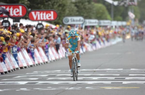 Alexander Vinokourov (Astana) wins in Revel.