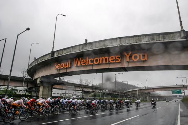 The peloton arrives in Seoul during stage 1 at the Tour de Korea.