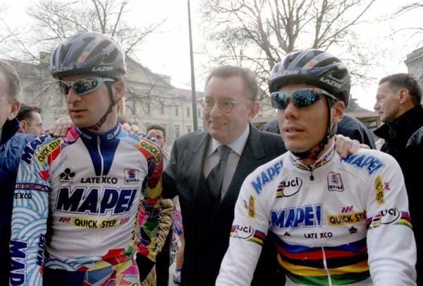 Posing with Italy's one-day specialist Michele Bartoli and Mapei team boss Giorgio Squinzi