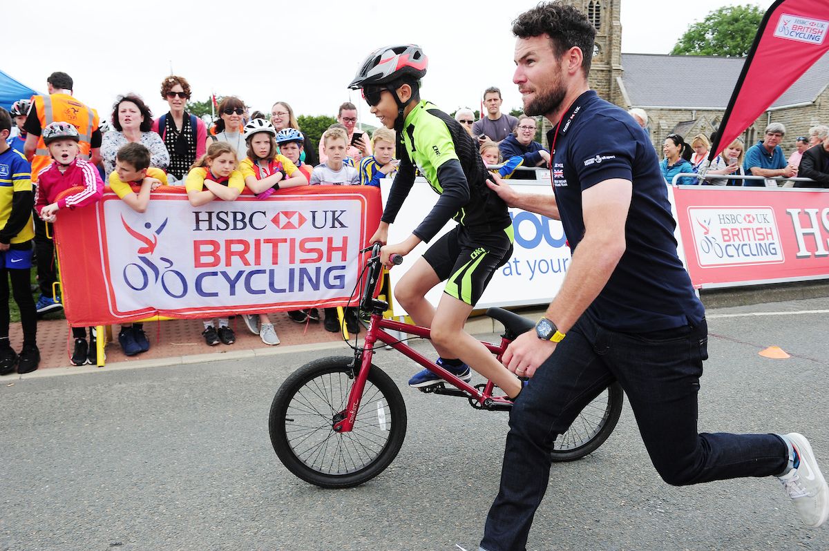 A helping hand from Mark Cavendish