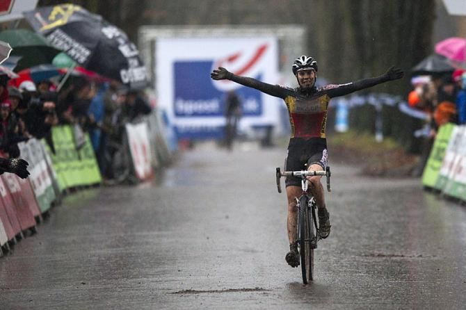 Sanne Cant wins the women's race.