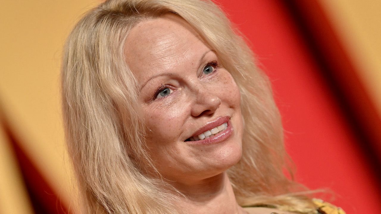 Pamela Anderson's Been Praised For Going Makeup Free On Red Carpets ...