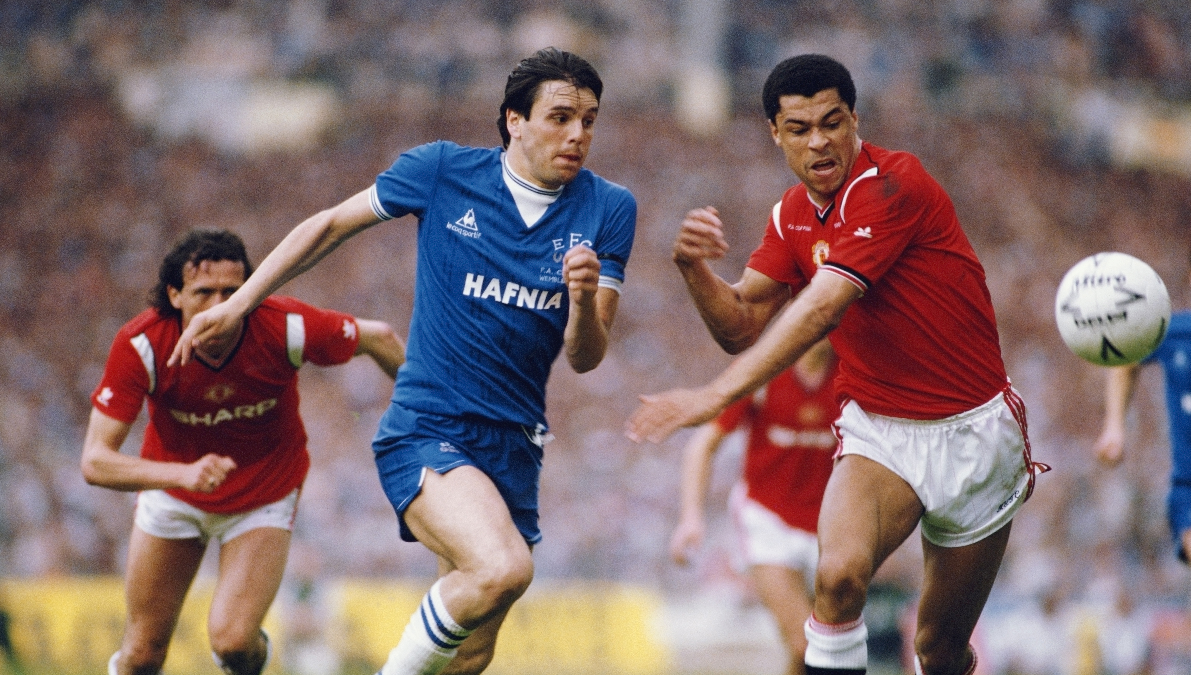 Graeme Sharp (centre) in action for Everton against Manchester United in the 1985 FA Cup final.