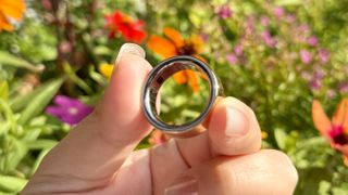 Oura Ring 4 in hand