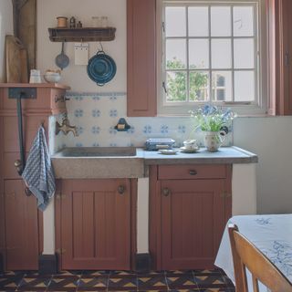 Brown shaker kitchen with granny tiles