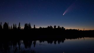 La comète NEOWISE a traversé le ciel nocturne au-dessus du lac Wolf à Brimson, dans le Minnesota.