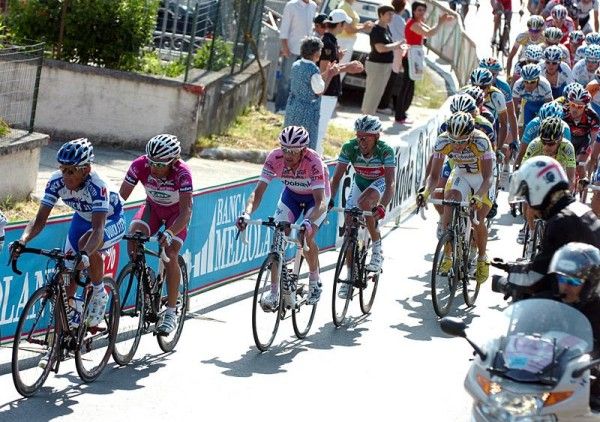 Allan Davis (Quick Step) leads Danilo Di Luca and Denis Menchov.