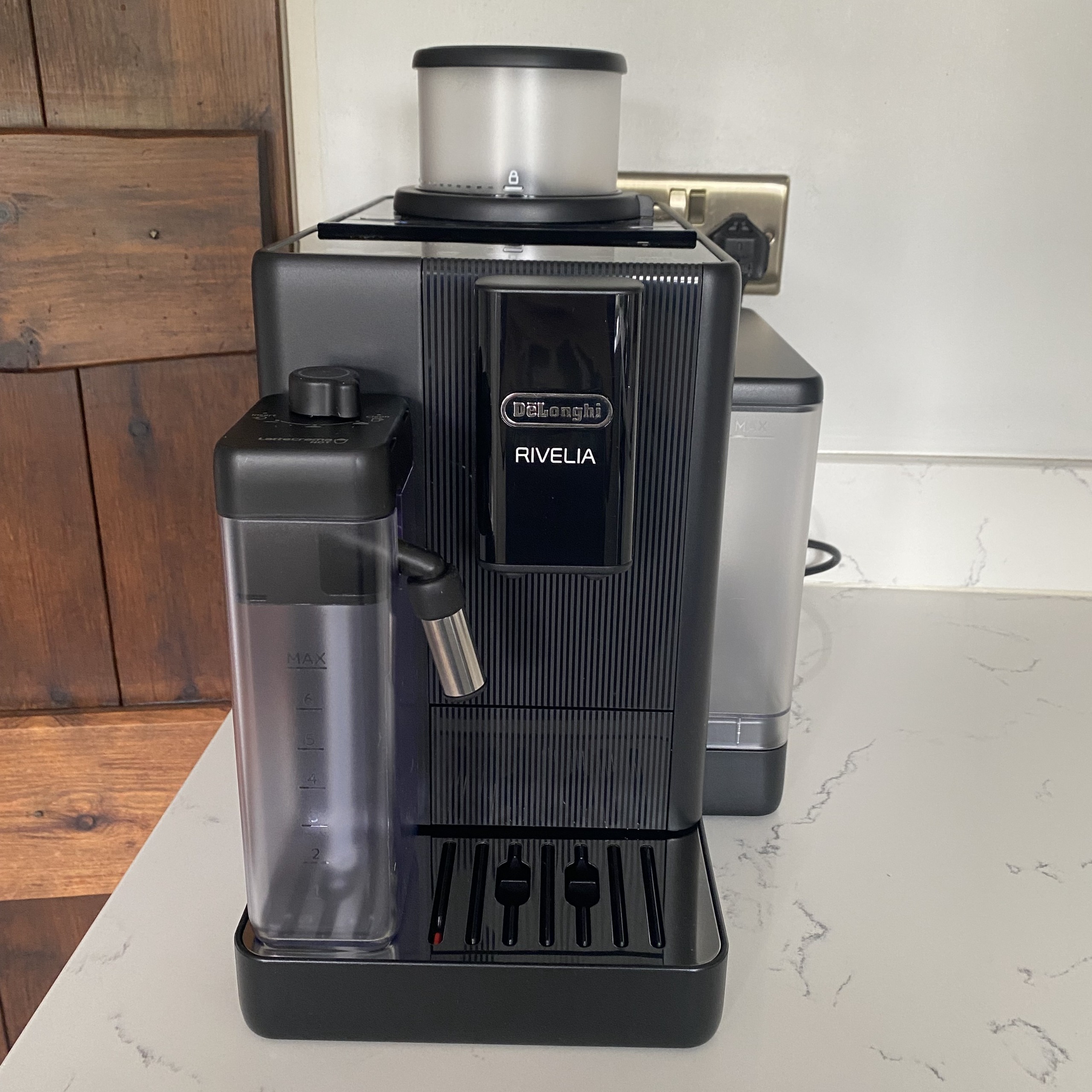 De'Longhi Rivelia Start coffee machine with Latte Crema milk carafe