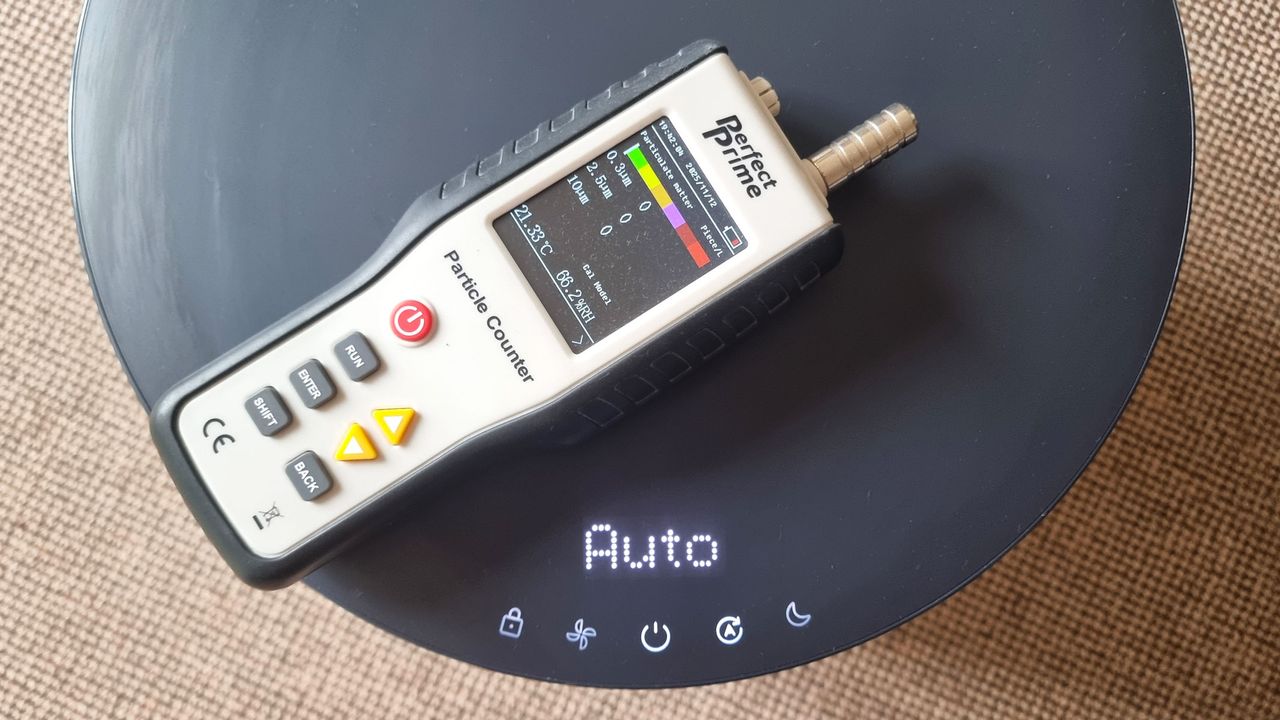 A picture of the Perfect Prime air particle monitor placed on top of the Blueair Blue Signature air purifier