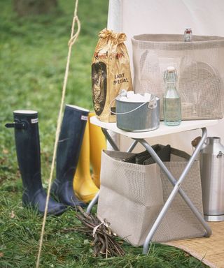 Navy-Hunter-wellies-at-a-campsite