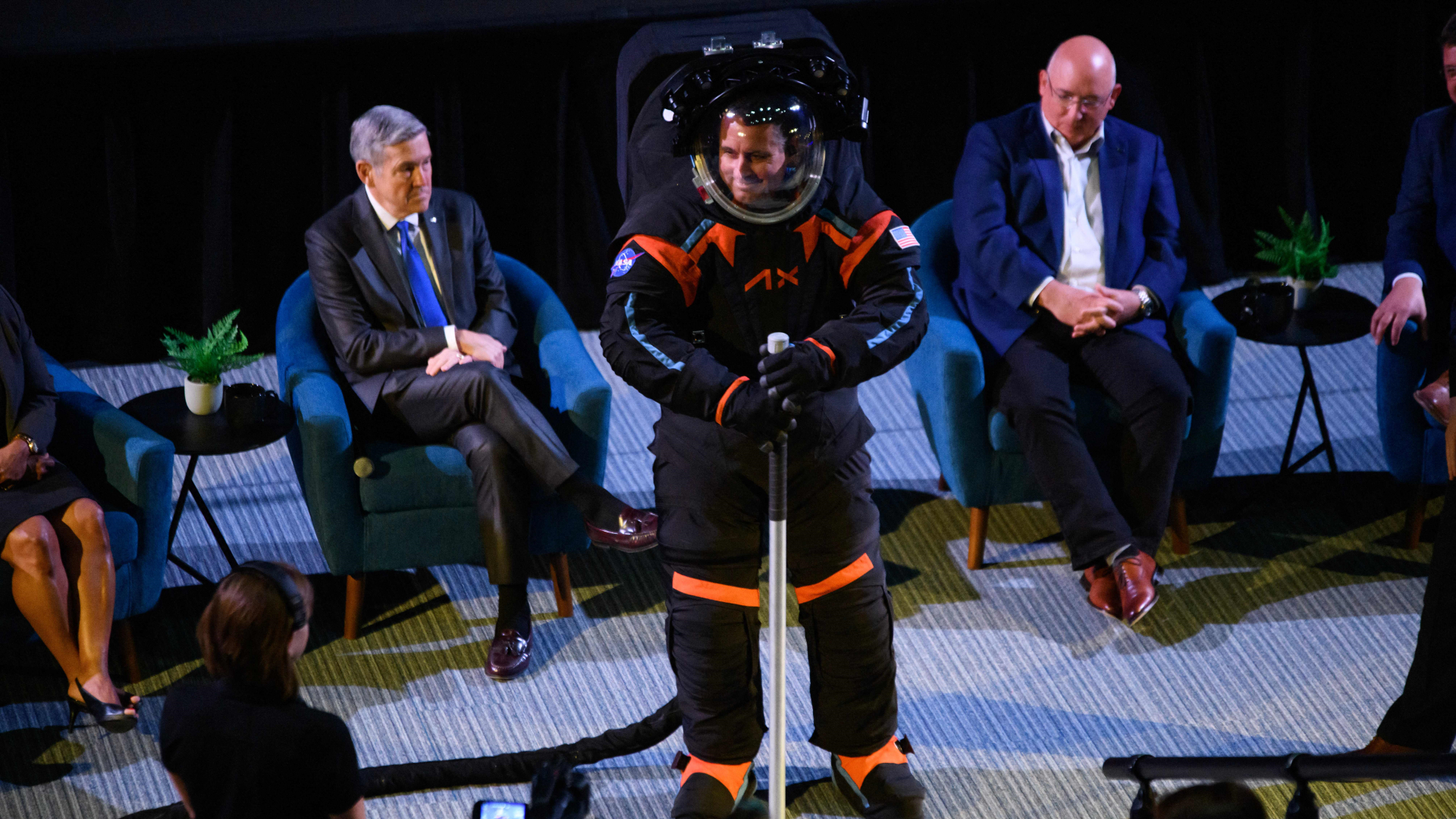 La NASA está duplicando las opciones de trajes espaciales para los astronautas de la luna Artemis y las tripulaciones de la ISS