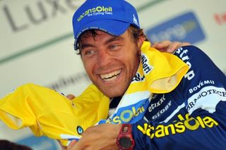 Matteo Carrara (Vacansoleil) puts on the Tour of Luxembourg leader's jersey.