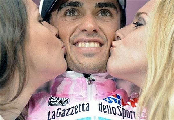 A double smooch for the Spaniard