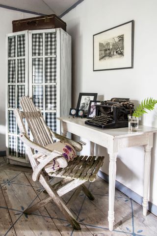 White home office scheme with typewriter