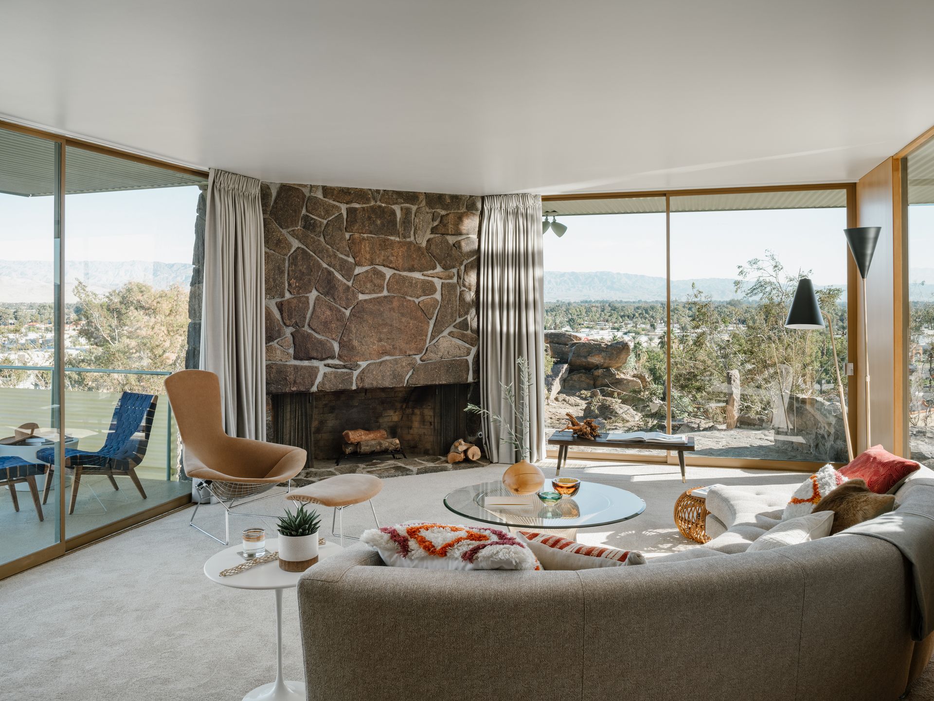 Modernist houses for sale in sunny California Wallpaper