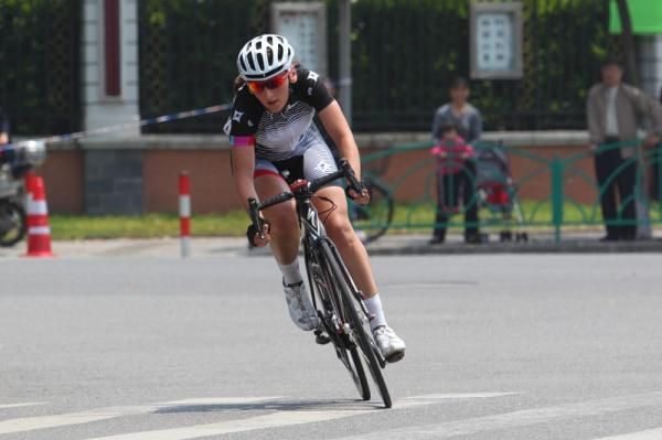 Lisa Brennauer (Specialized - lululemon) managed a short-lived solo break