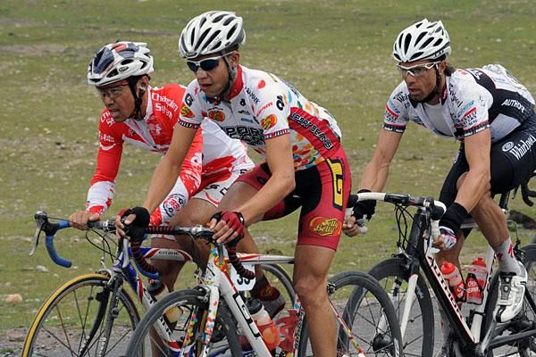 Danilo Hondo (r) was one of three riders who chased hard today.