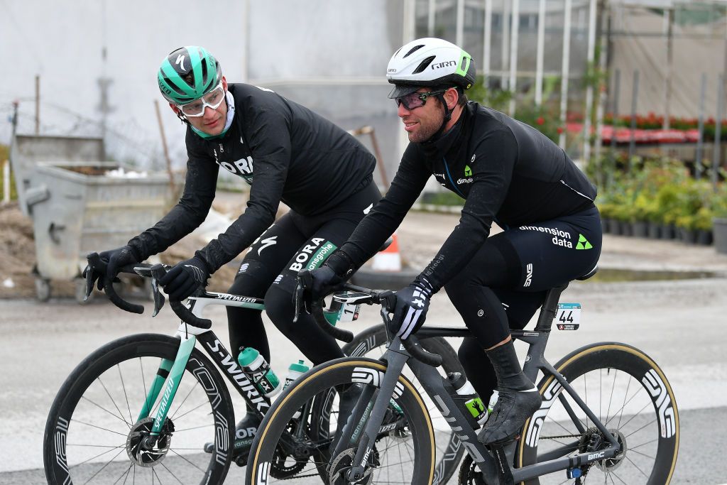 Mark Cavendish worked on the approach to the climb