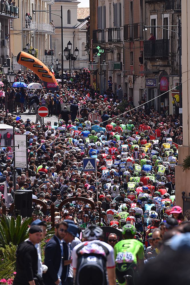 Stage 4 at the Giro d'Italia - the colourful peloton